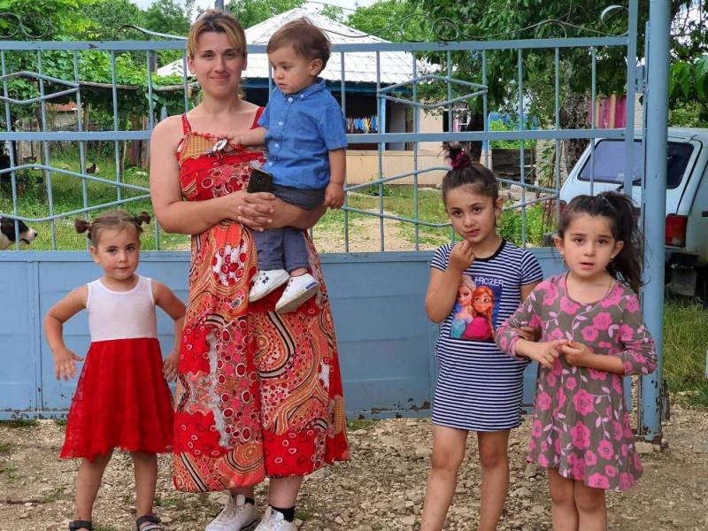 მრავალშვილიან ოჯახებს, გოჩა ენუქიძისგან სასურსათო ნობათი გადაეცათ.